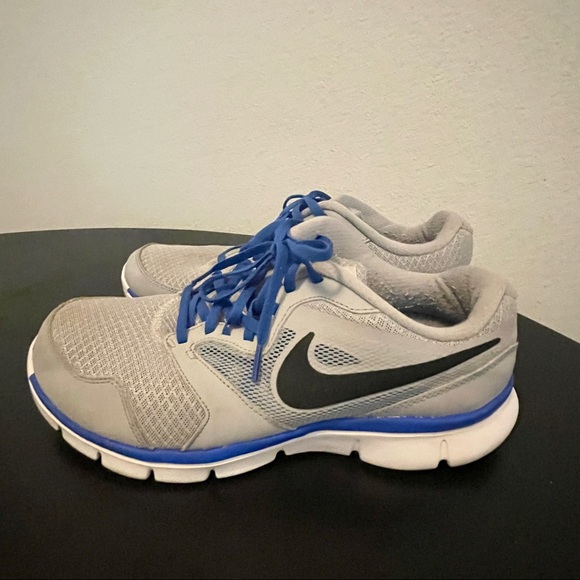 Woman’s nike runners - Picture 1 of 7